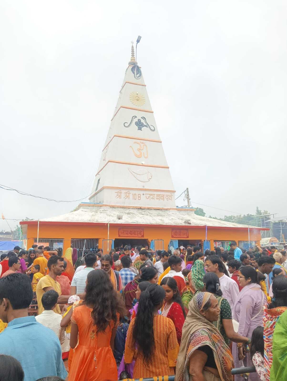 सोनारायठाढ़ी: बाबा दुबे की धूमधाम से हुई वार्षिक पूजा