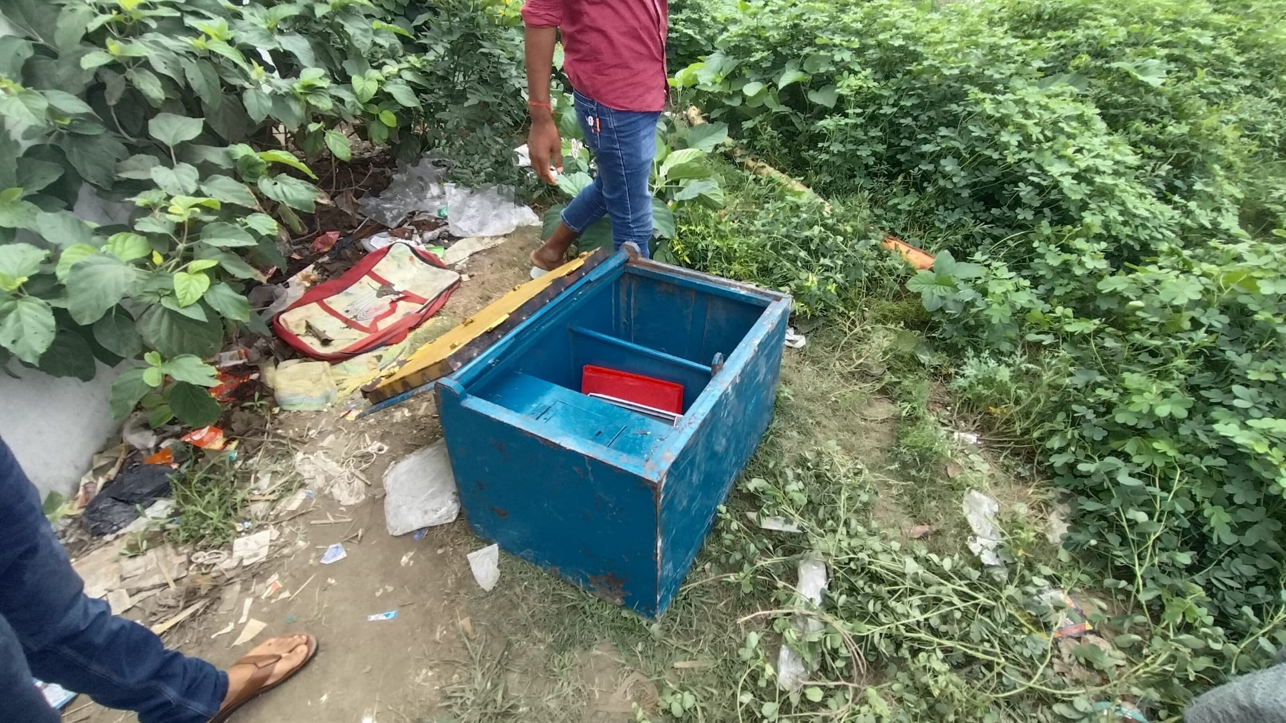 ज्वेलरी दुकान का शटर तोड़ चोरी, झाड़ी में मिला टूटा लॉकर