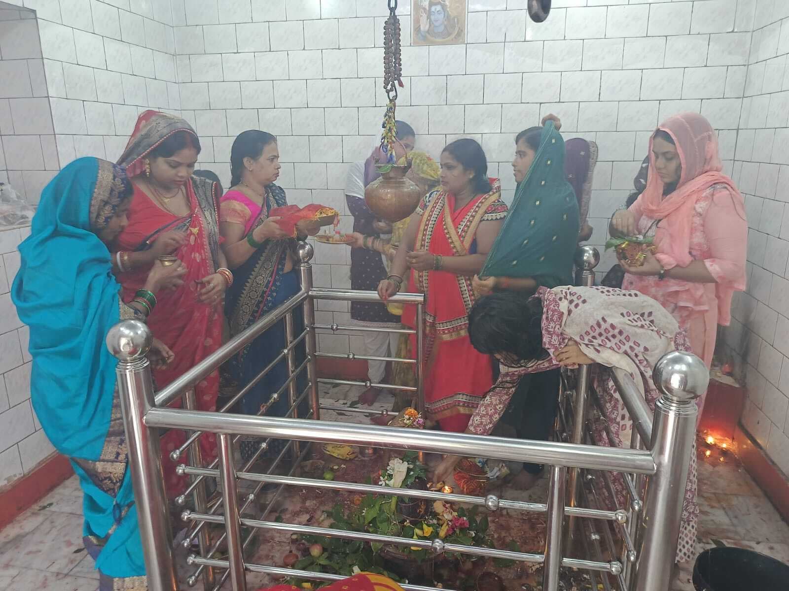 तीसरी सोमवारी पर शिव मंदिरों में उमड़ी भीड़