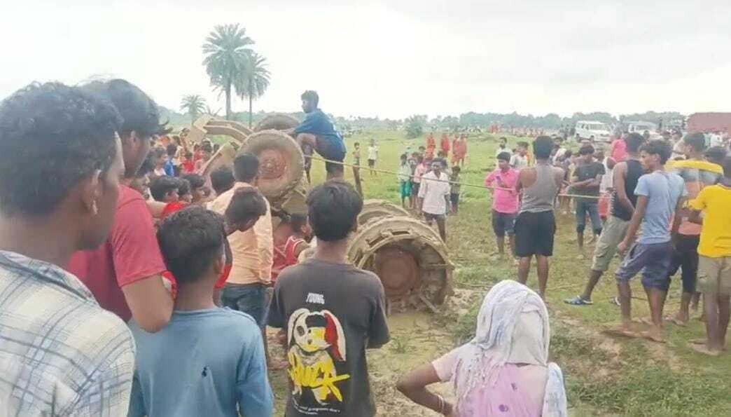 खेत जुताई के दौरान ट्रैक्टर पलटा, चालक की मौत