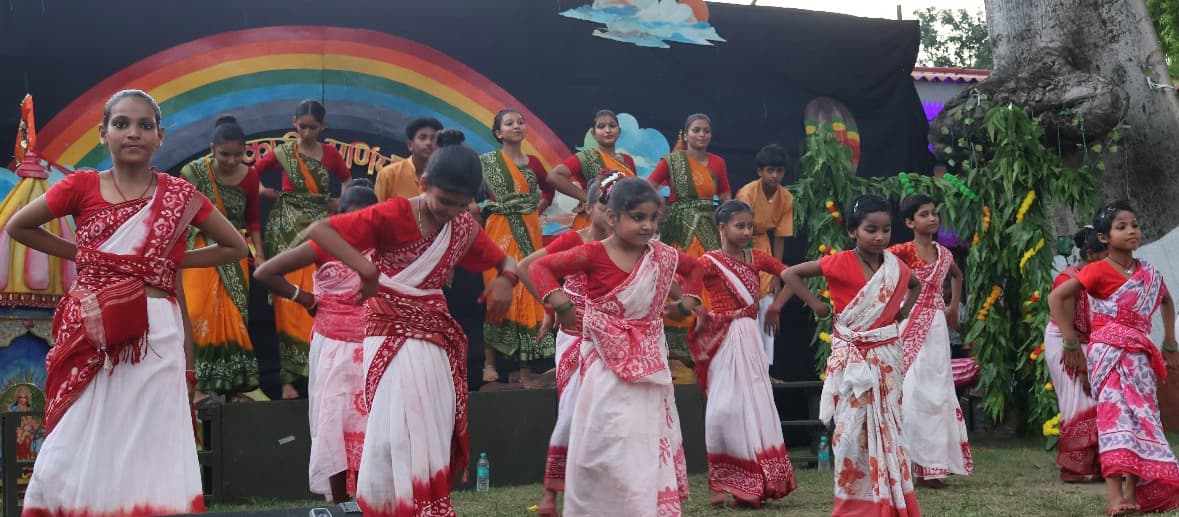 आकर्षक परिधानों में किलकारी के बच्चों ने मनाया हरियर साओन उत्सव