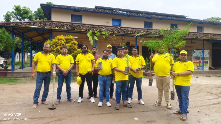 लायंस क्लब मुरलीगंज उड़ान ने किया प्रसाद वितरित