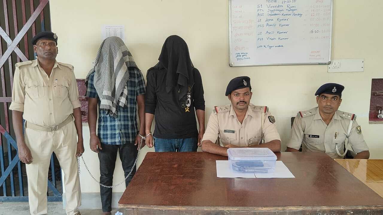 कट्टा के साथ वीडियो वायरल होने पर पुलिस ने दोनों को दबोचा