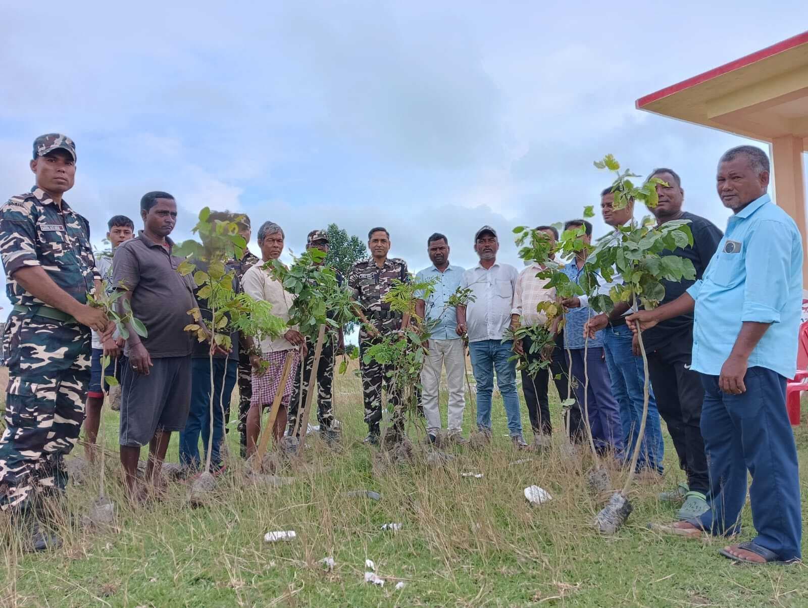 एसएसबी अधिकारी ने ग्रामीणों सेेेेेेेेेेेेेेेेेेेेेेेेेेेेेेेेेेेेेेेेेेेेेेेेेेेेेेे बच्चों स्कूल भेजने का किया आग्रह