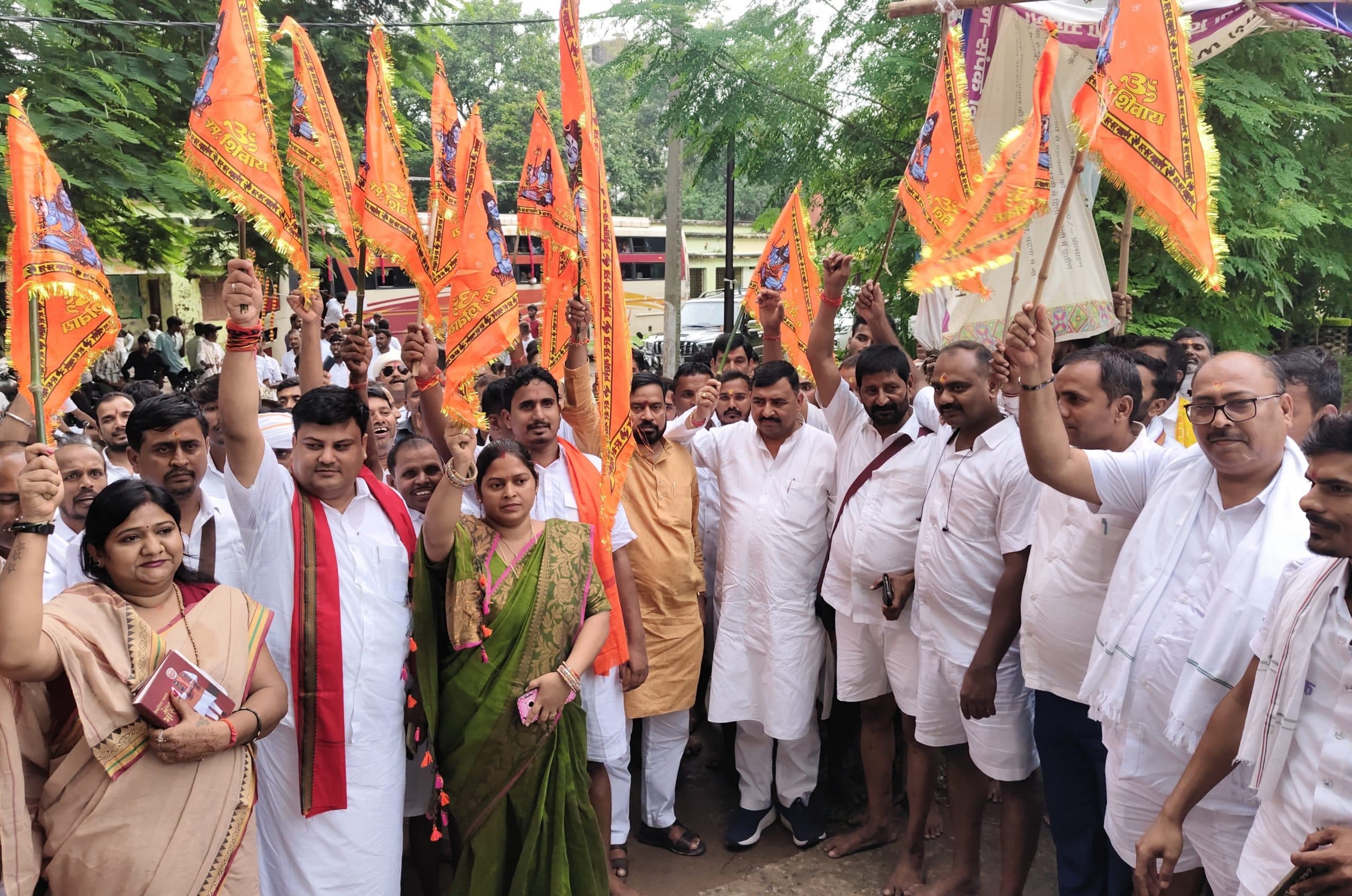 400 डाक कांवरियों का जत्था देवघर रवाना