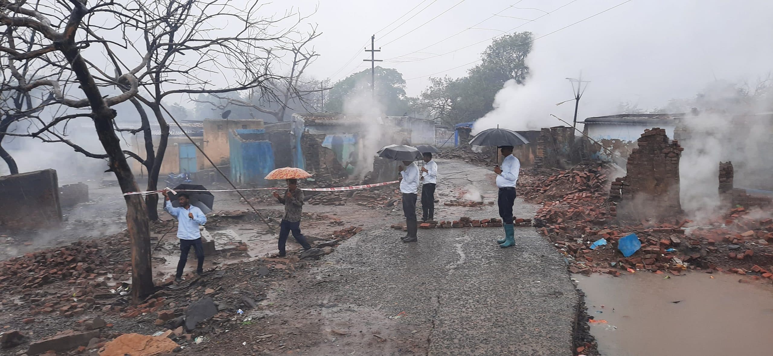 Dhanbad News : बांसजोड़ा 12 नंबर के पास धंसी सड़क, गैस रिसाव