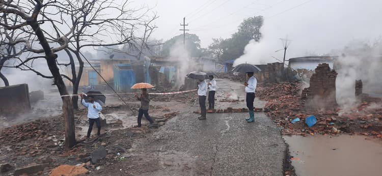 Dhanbad News : बांसजोड़ा 12 नंबर के पास धंसी सड़क, गैस रिसाव