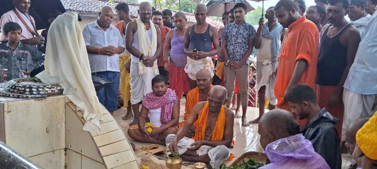 चितरा में भक्तिमय माहौल में हुई बाबा दुबे की वार्षिक पूजा