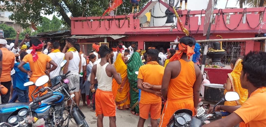 सोमवारी पर अराध्यदेव महादेव के भक्ति भाव से सराबोर बना रहा शिवालय