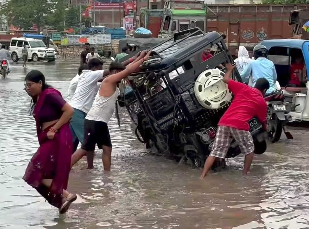 अहियापुर बाजार समिति के पास जलजमाव, गड्ढे में पलटा ई-रिक्शा