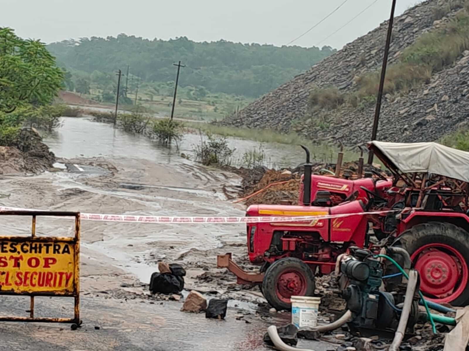 बारिश से पीडब्ल्यूडी सड़क जलमग्न, आवागमन हुआ मुश्किल