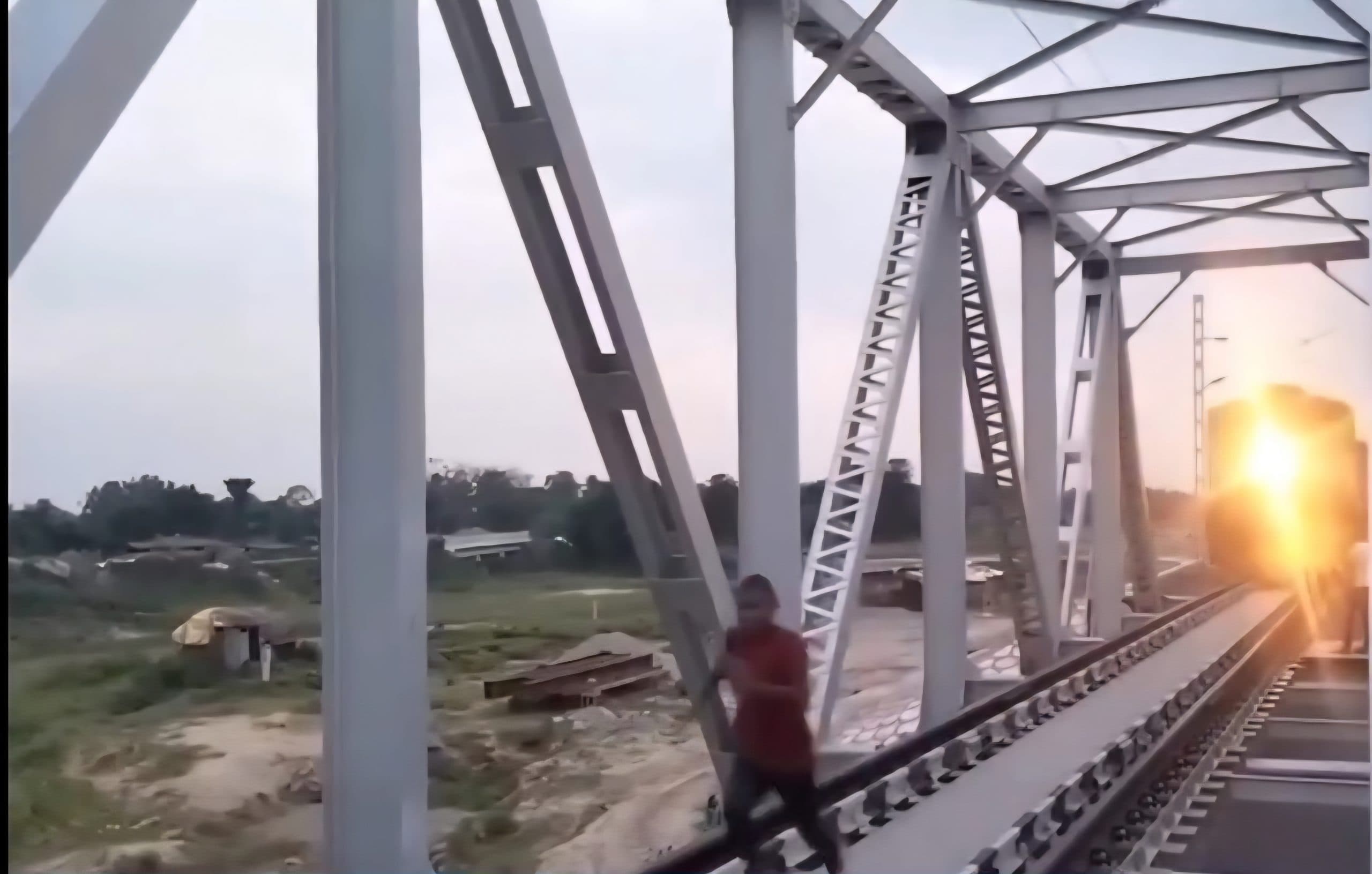 रील बनाने के दौरान ट्रेन से कटकर छात्र की मौत