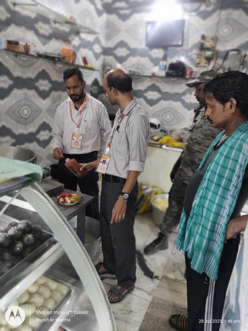 Deoghar News : बगैर लाइसेंस के बनाये जा रहे थे रस्क, दी गयी चेतावनी