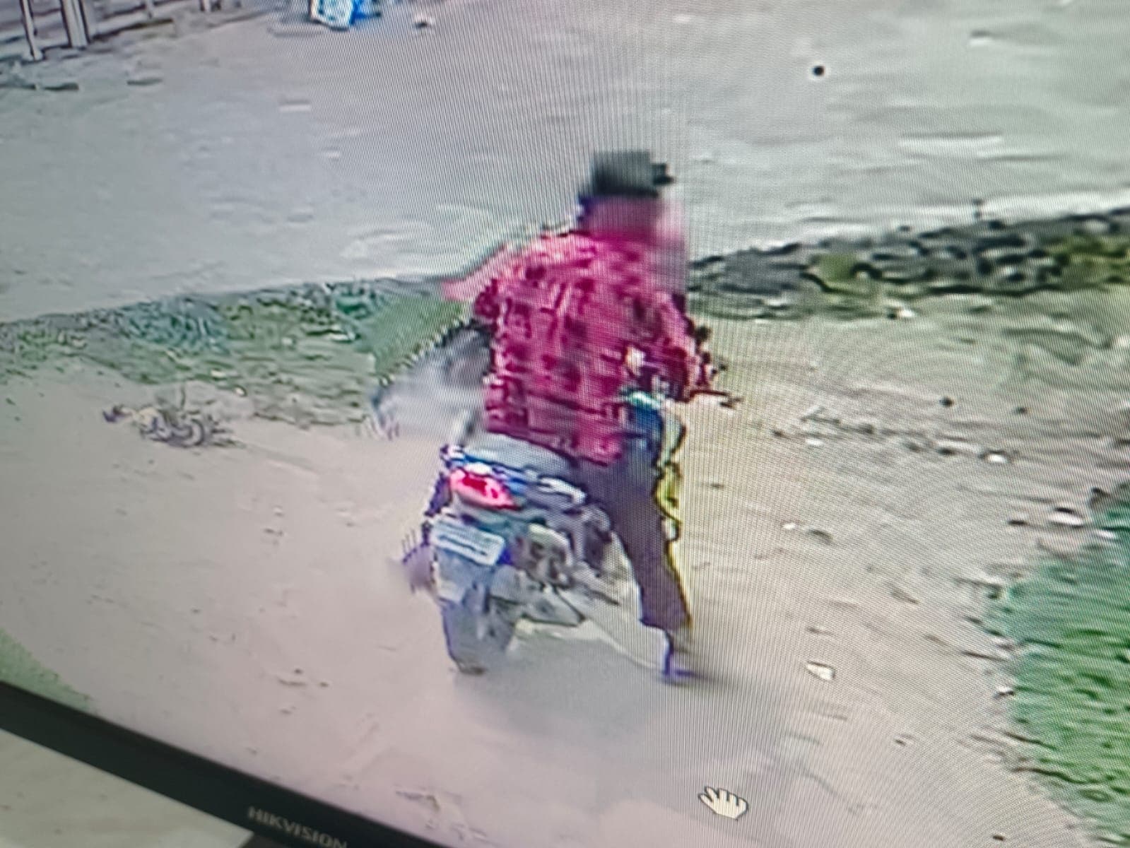 महिला के गले से चेन झपट कर अपराधी फरार
