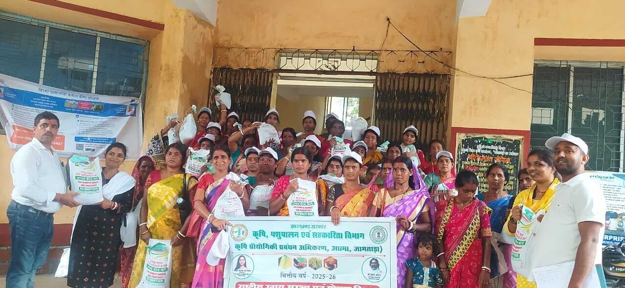 सखी मंडल की दीदियों के बीच उड़द के बीज वितरित