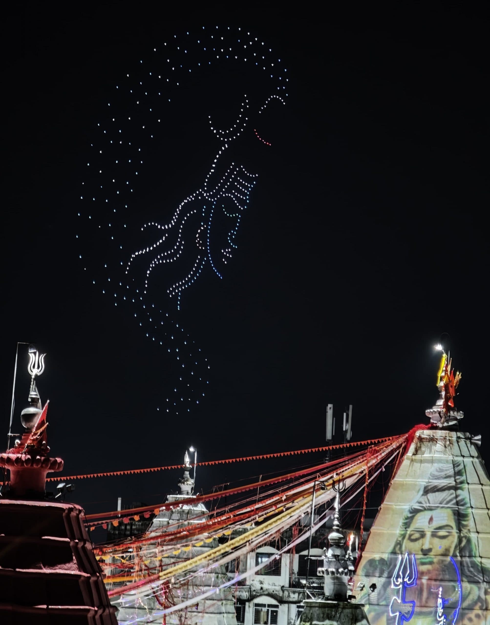 Deoghar News : बाबा मंदिर की पांच किमी की परिधि में लोगों ने देखा ड्रोन शो