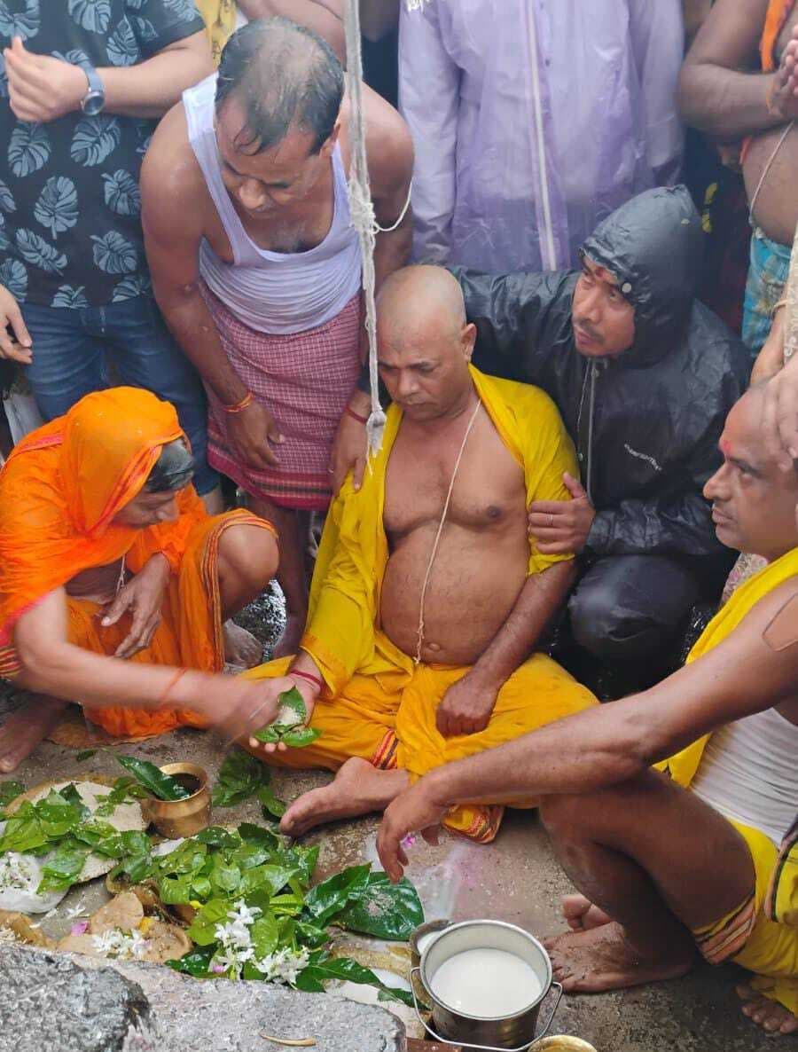 बाबा दुबे पूजा के लिए मंदिर में उमड़े श्रद्धालु