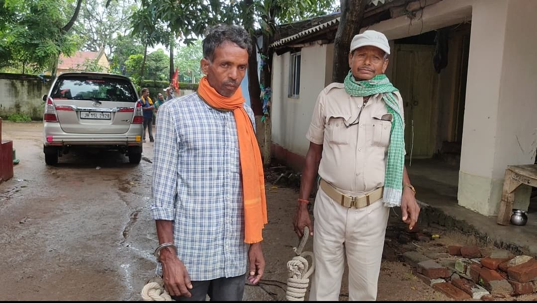 झिटकिया गांव के फरार चल रहे शराब तस्कर गिरफ्तार