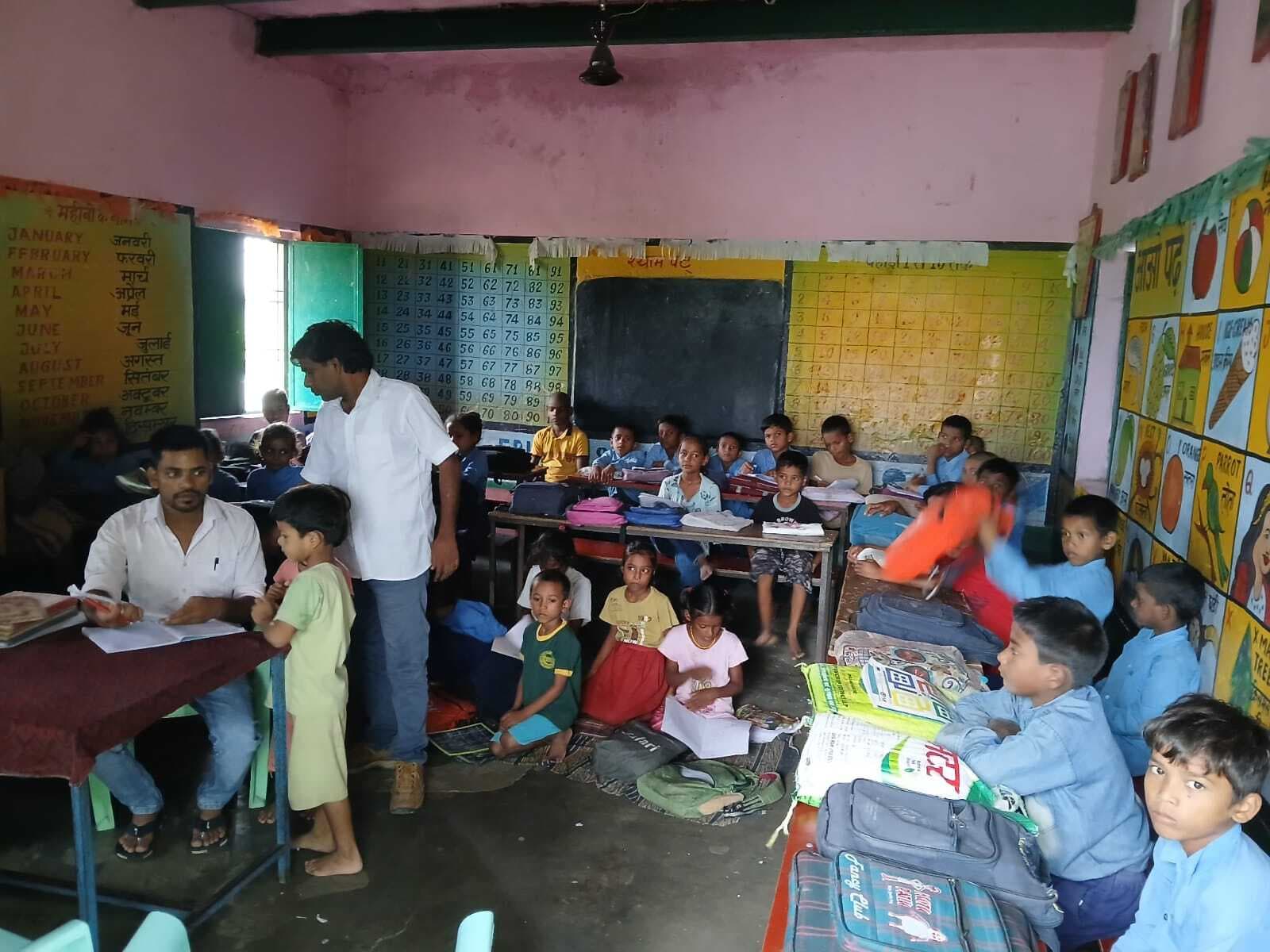 एक ही कमरे में पहली से पांचवीं तक की कक्षाएं व कार्यालय होता है संचालित