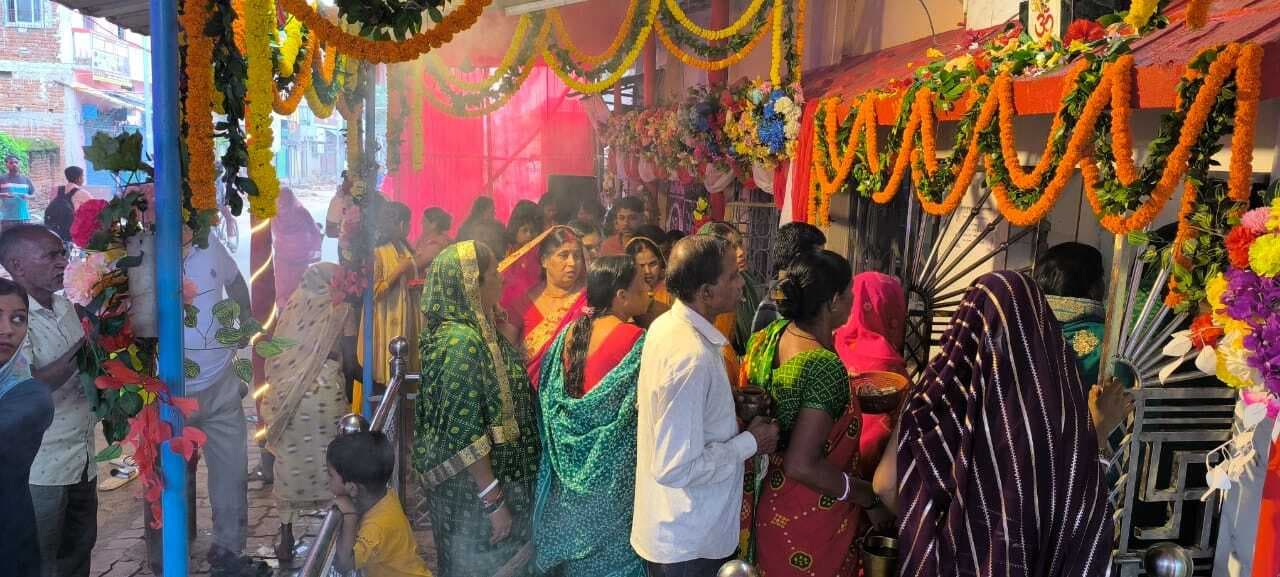 मधुपुर में धूमधाम से हुई बाबा दुबे की वार्षिक पूजा