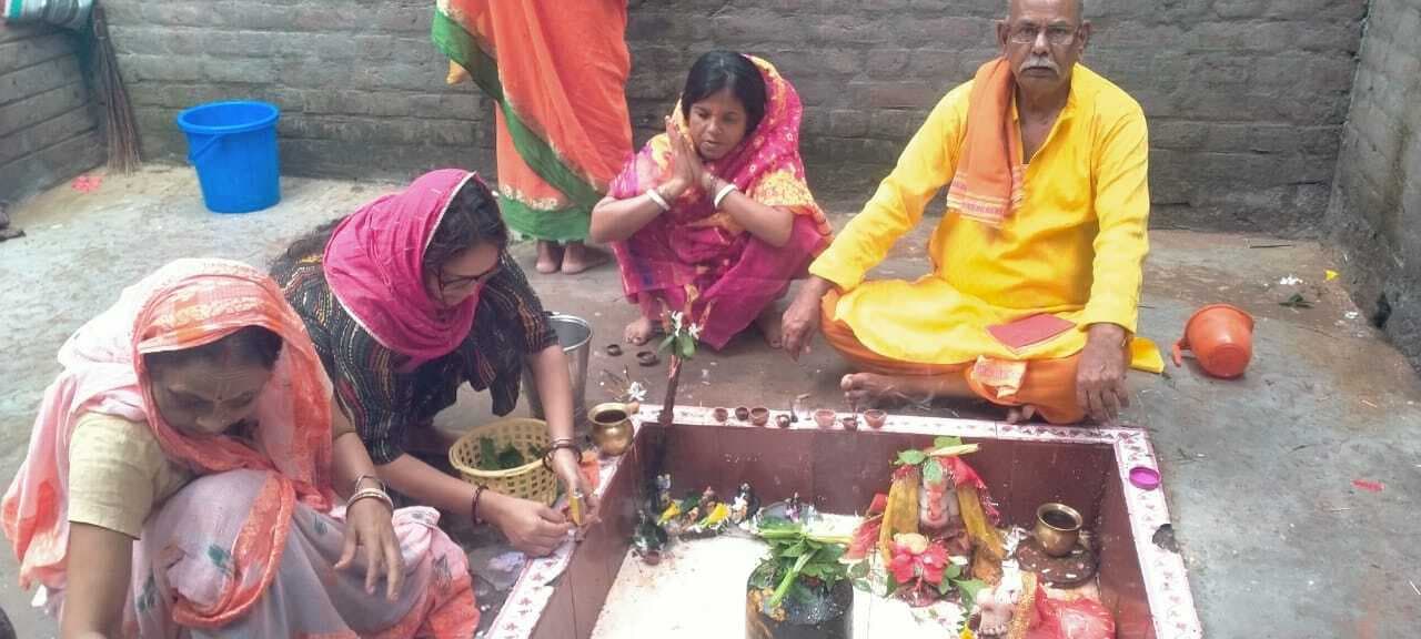श्रद्धालुओं ने सोमवारी पर शिवालयों में की पूजा-अर्चना