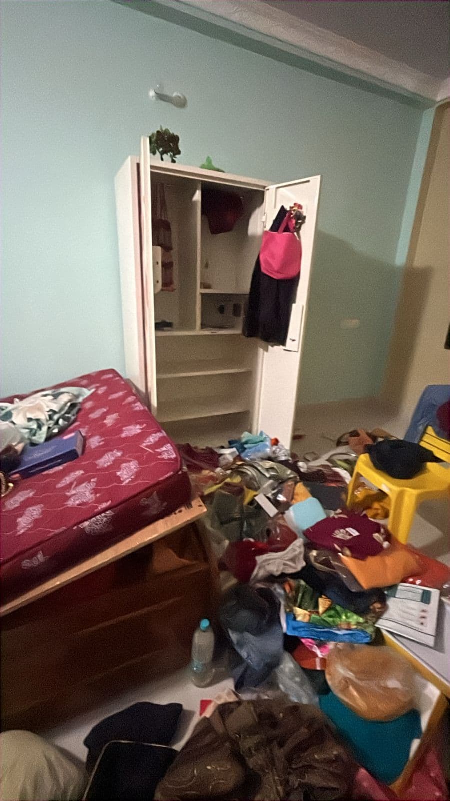 बंद घर का ताला तोड़कर जेवरात समेत नकदी चोरी