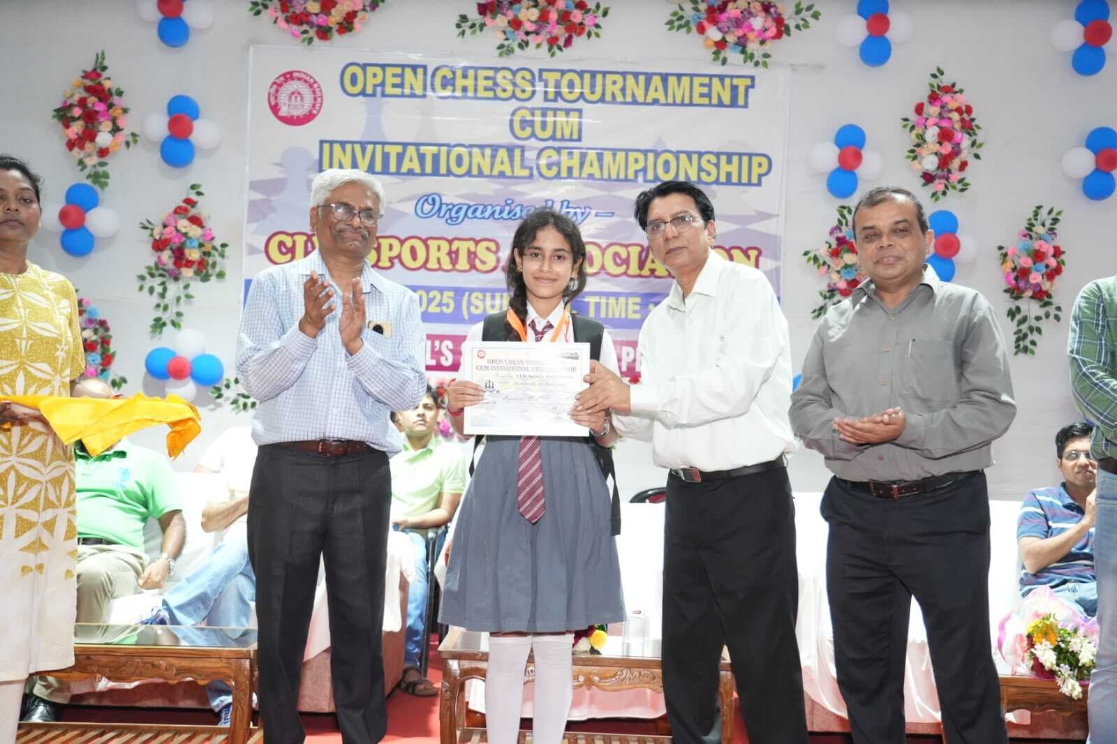ओपन चेस टूर्नामेंट के विजेताओं को मिला पुरस्कार