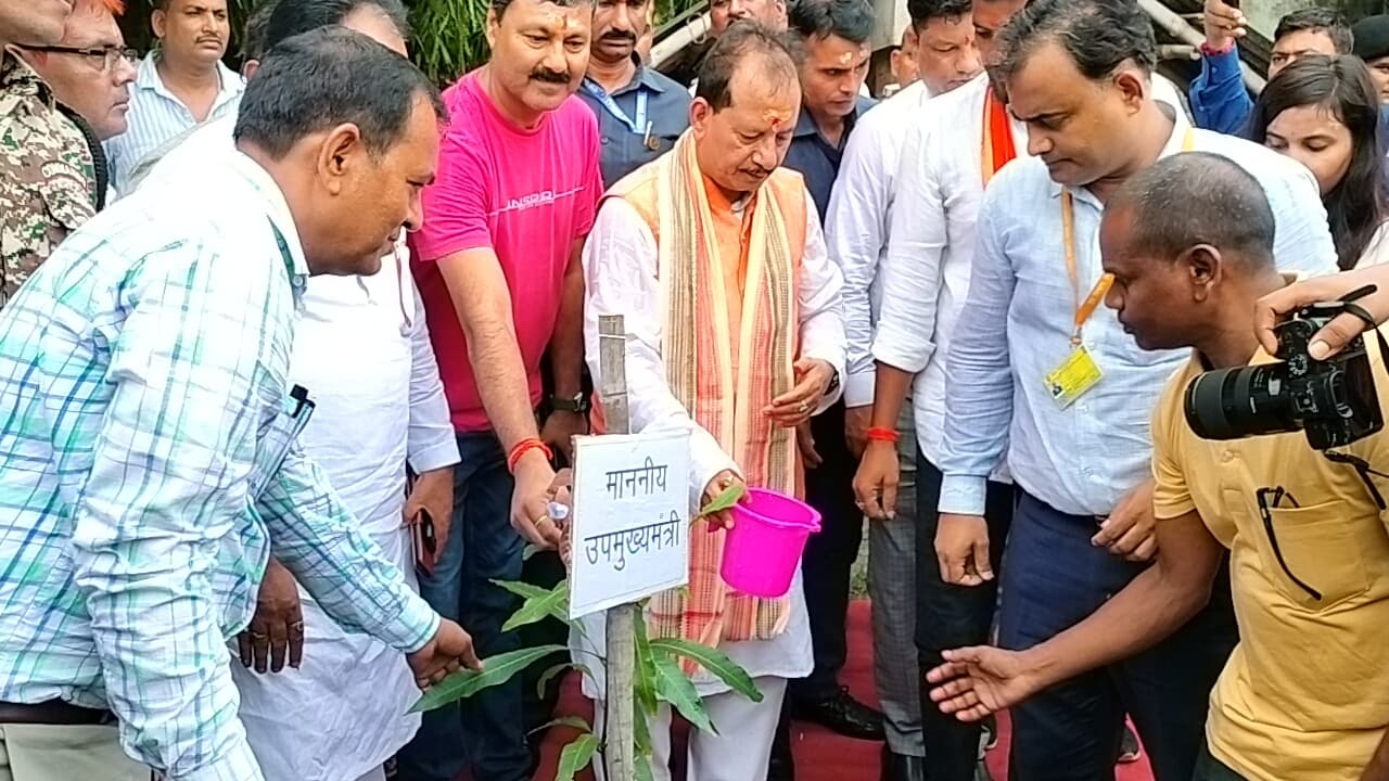 डिप्टी सीएम ने आकांक्षी हाट का किया शुभारंभ, वोकल फॉर लोकल को मिलेगा बढ़ावा