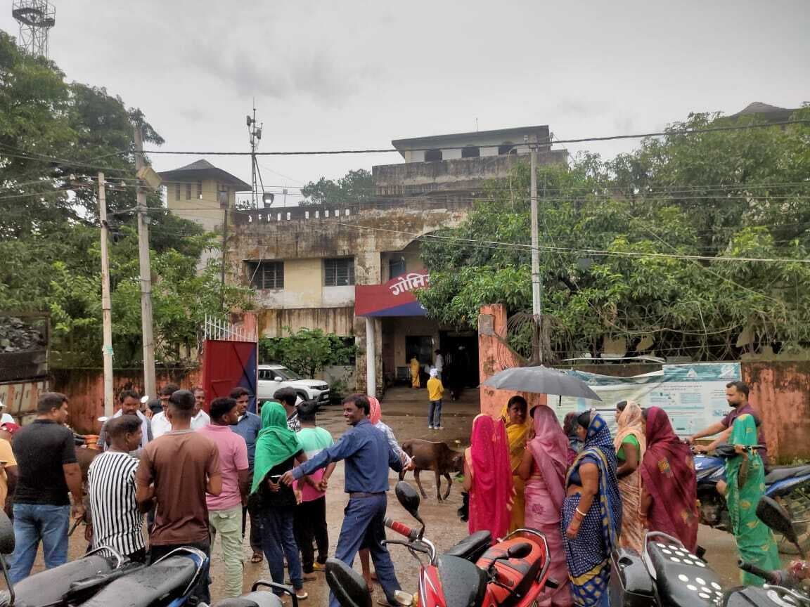 Bokaro News : सरकारी शिक्षक ने स्कूल में छात्रा से किया जबरदस्ती का प्रयास