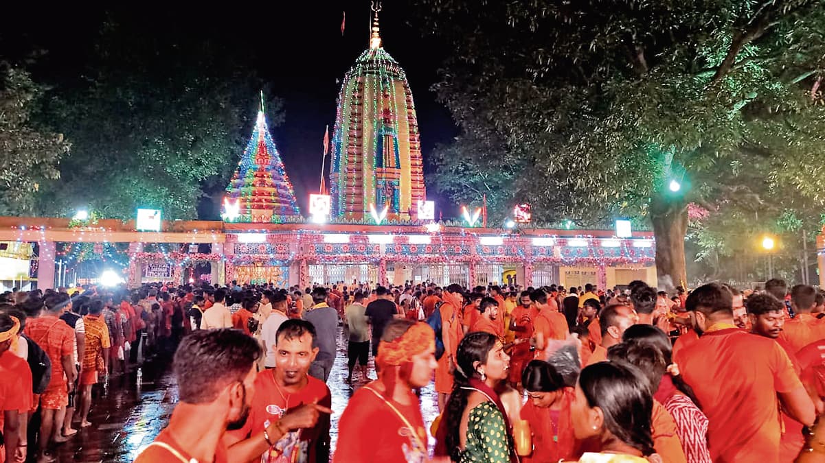 Rourkela News: हर हर महादेव और बोल बम के नारों से गुंजायमान रहा घोघड़ धाम