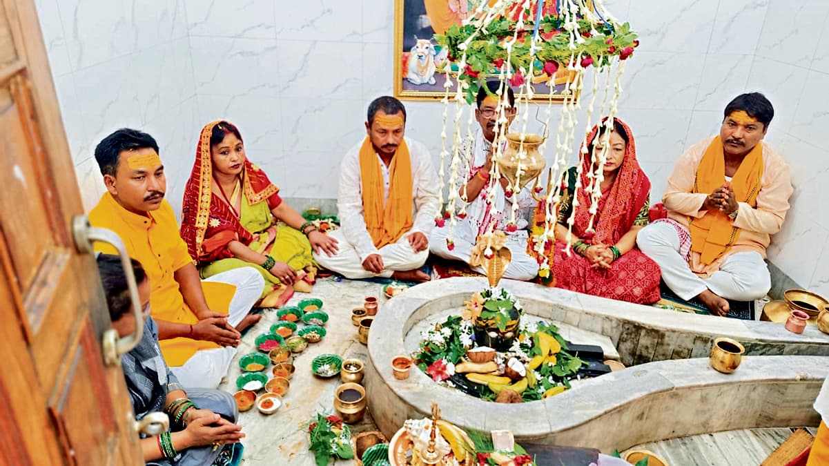 Rourkela News: भगवान भोलेनाथ का किया जलाभिषेक, मन्नतें पूरी करने की कामना की