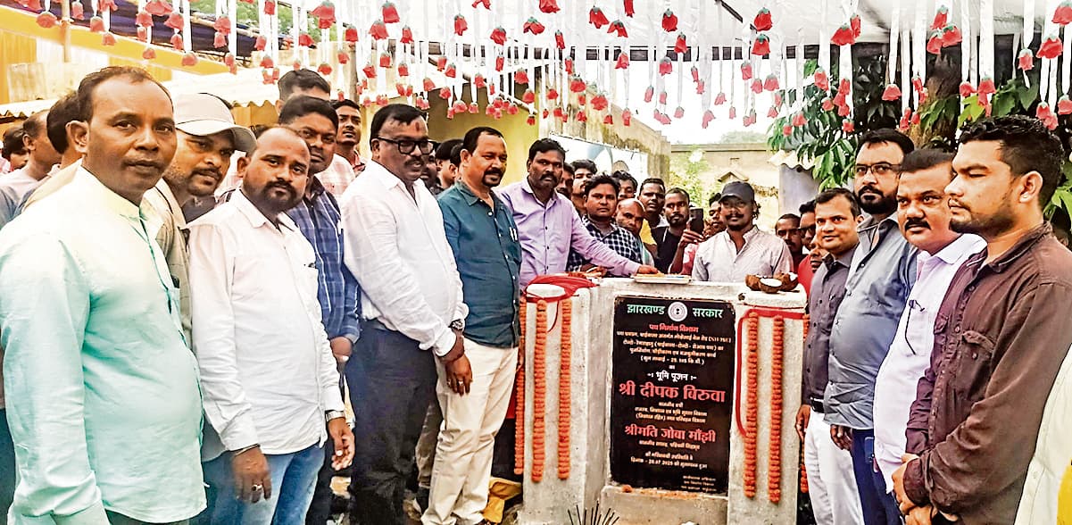 Chaibasa News : हेमंत सरकार में सड़क व पुलिया निर्माण में तेजी आयी : दीपक बिरुवा