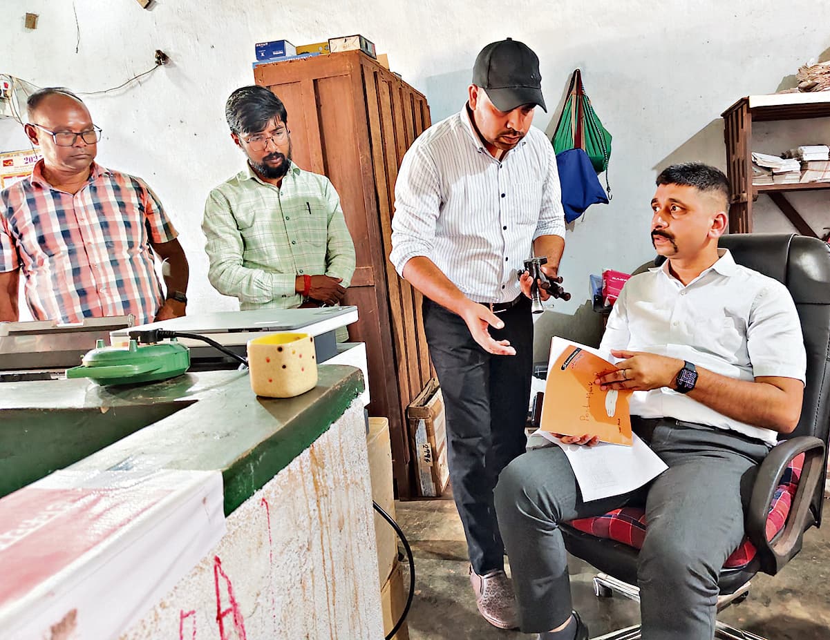 Chaibasa News : फर्जीवाड़ा के शिकार हुए ग्राहकों का पैसा तीन माह में लौटाया जायेगा