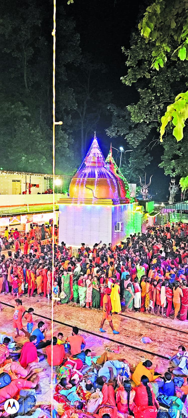 Chaibasa News : महादेवशाल में सवा लाख श्रद्धालुओं ने किया जलाभिषेक, एक किमी तक लगी लंबी कतार