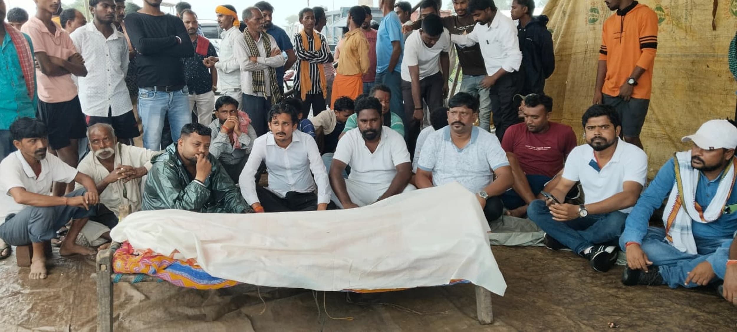 Bokaro News : मांगों पर नहीं बनी सहमति, शव के साथ रोड जाम दूसरे दिन भी जारी