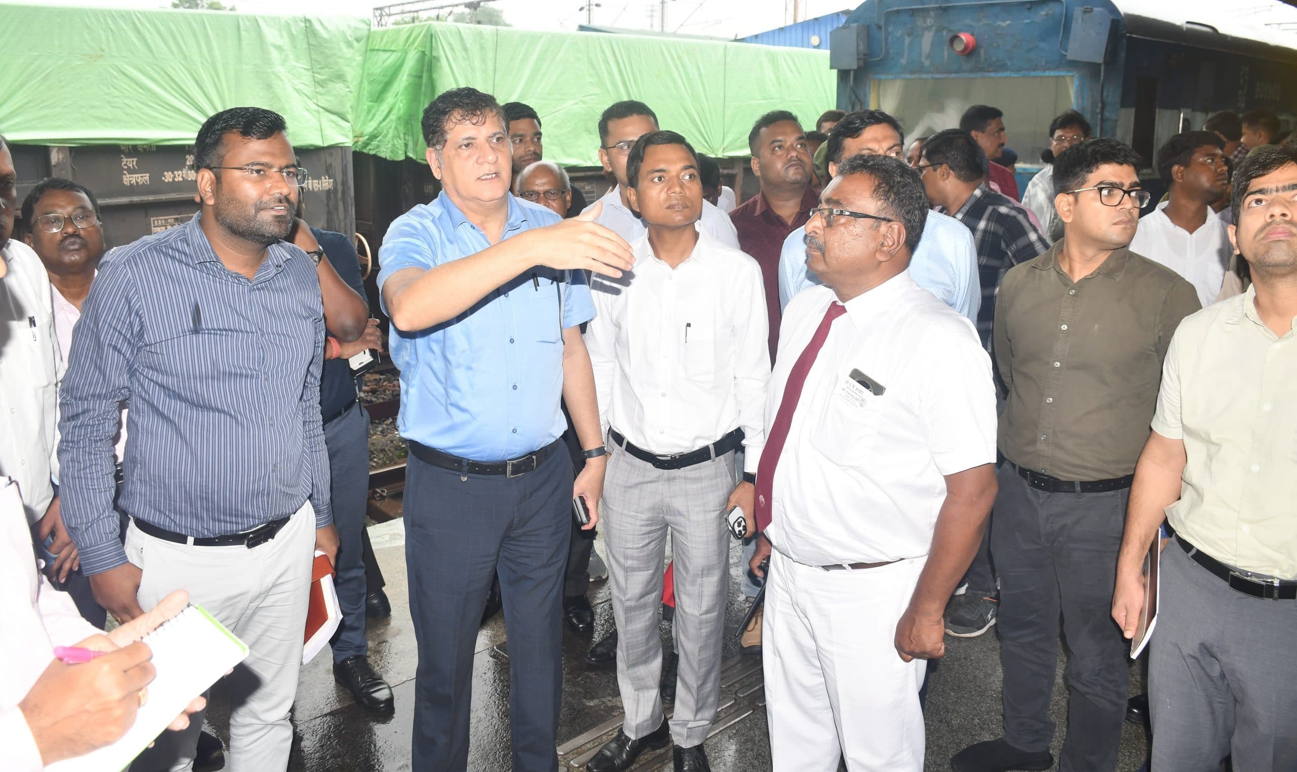 Bokaro News : वेटिंग रूम में पानी टपकता देख भड़के डीआरएम