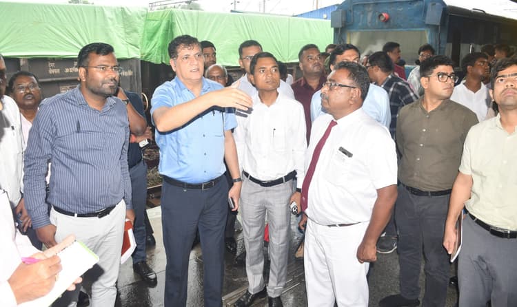 Bokaro News : वेटिंग रूम में पानी टपकता देख भड़के डीआरएम