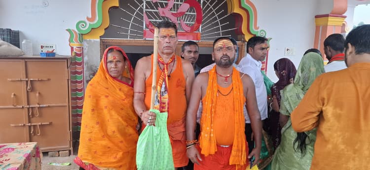 Giridih News: तीसरी सोमवारी पर प्रखंड के शिवलयों में पूजा अर्चना को लेकर भीड़ उमड़ी