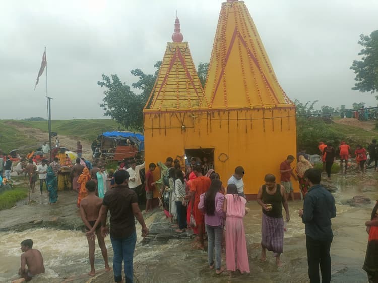 Giridih News: सावन की तीसरी सोमवार को मंदिरों में उमड़ी भीड़