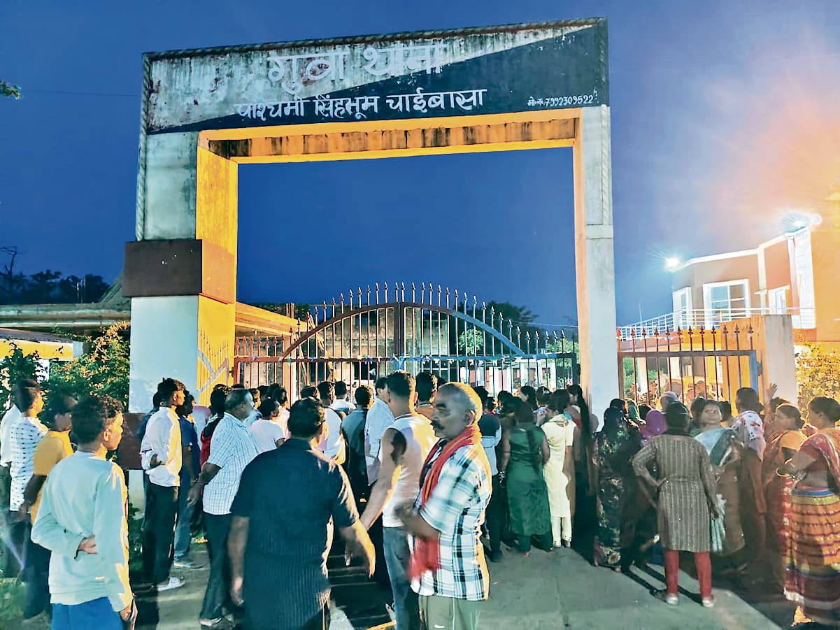 Chaibasa News : दोषी की गिरफ्तारी व थाना प्रभारी के निलंबन की मांग पर थाना घेरा