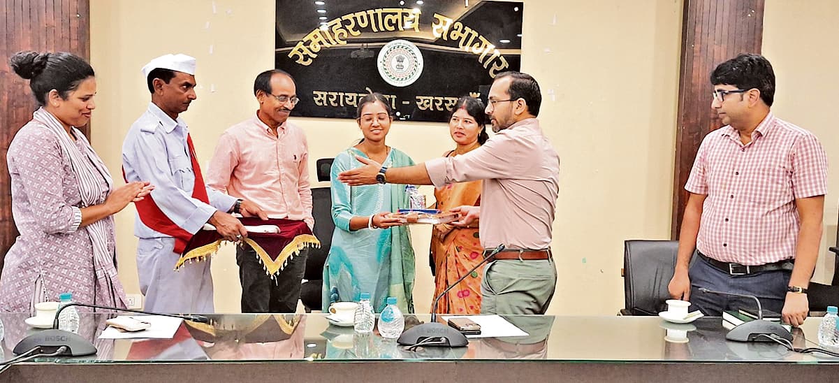 Seraikela Kharsawan News :  जेपीएससी में जिले के 5 अभ्यर्थी  सफल, डीसी ने किया सम्मानित