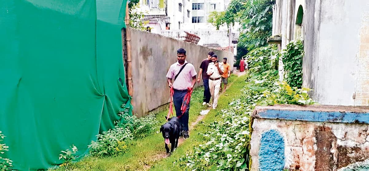 East Singhbhum News : आनंद लोक अपार्टमेंट के दो फ्लैट से लाखों की चोरी, लोगों में आक्रोश