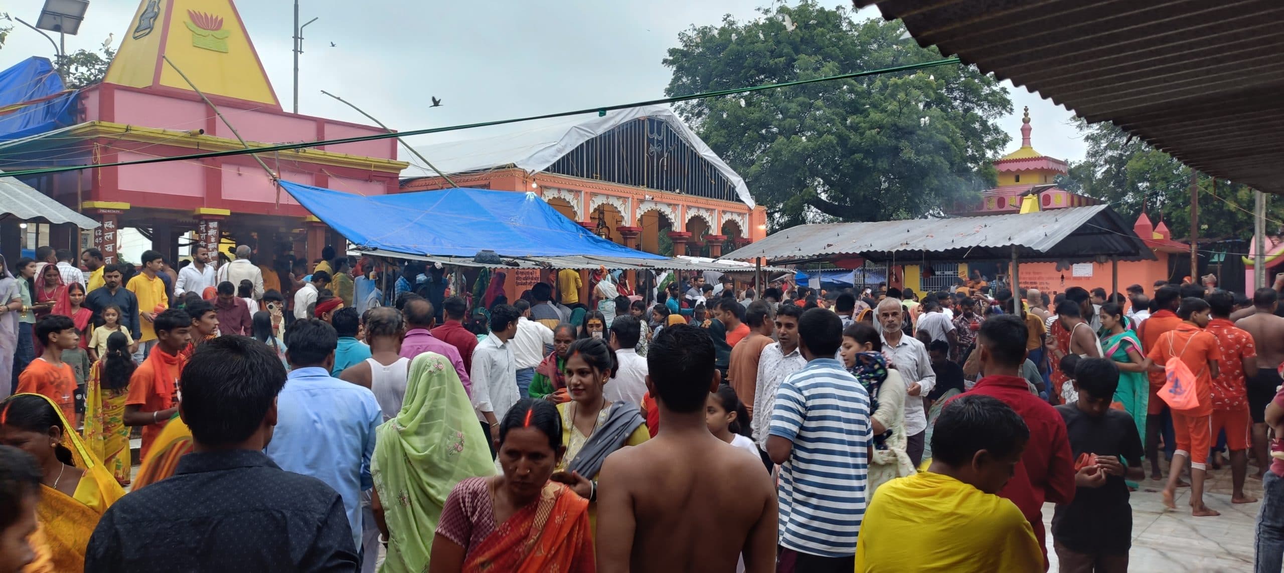 Giridih News: झारखंडधाम में सावन की तीसरी सोमवारी को लगी शिवभक्तों की कतार