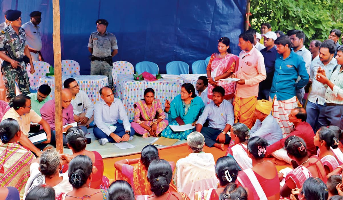 East Singhbhum News : गांवों में अंतिम पंक्ति के लोगों तक योजनाओं को पहुंचायें : उपायुक्त