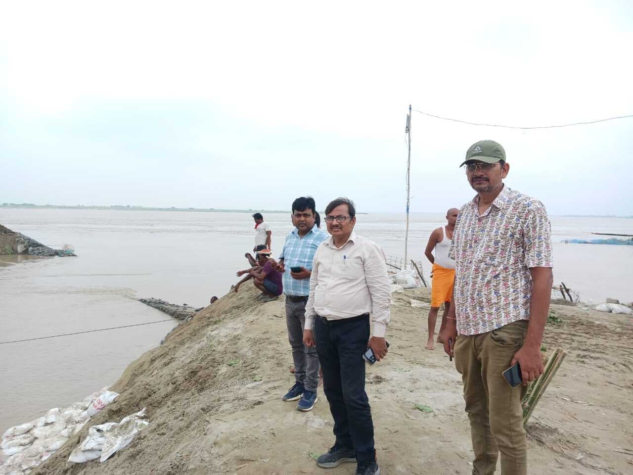 Bhagalpur news छह करोड़ों की लागत से बना स्पर नौ गंगा में विलीन