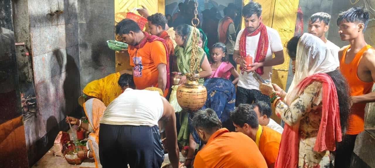 बारिश में भी श्रद्धालुओं में दिखा उत्साह, हर-हर महादेव के मंत्र से गूंजा शिवालय