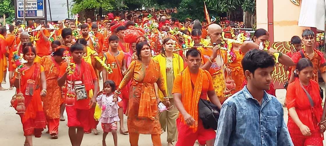तीसरी सोमवारी पर गुलजार रहा कांवरिया पथ, बोल बम के लगते रहे नारे