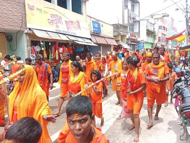 Bhagalpur news तीसरी सोमवारी पर दो लाख से अधिक कांवरिया गये बाबाधाम