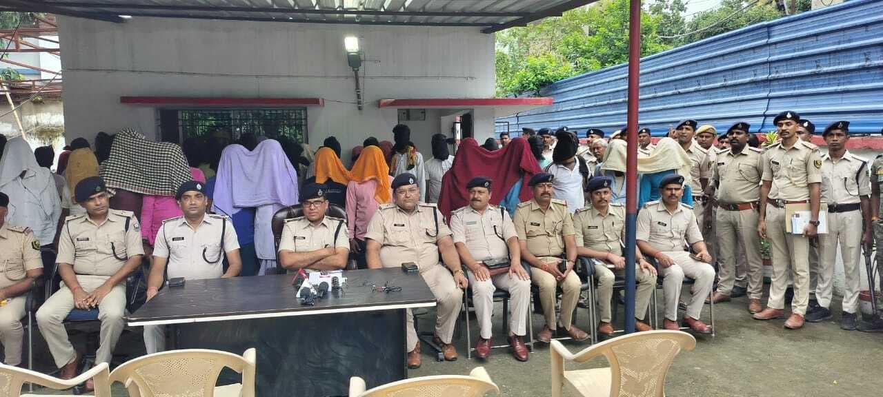 छापेमारी कर पुलिस ने 80 बदमाशों को किया गिरफ्तार