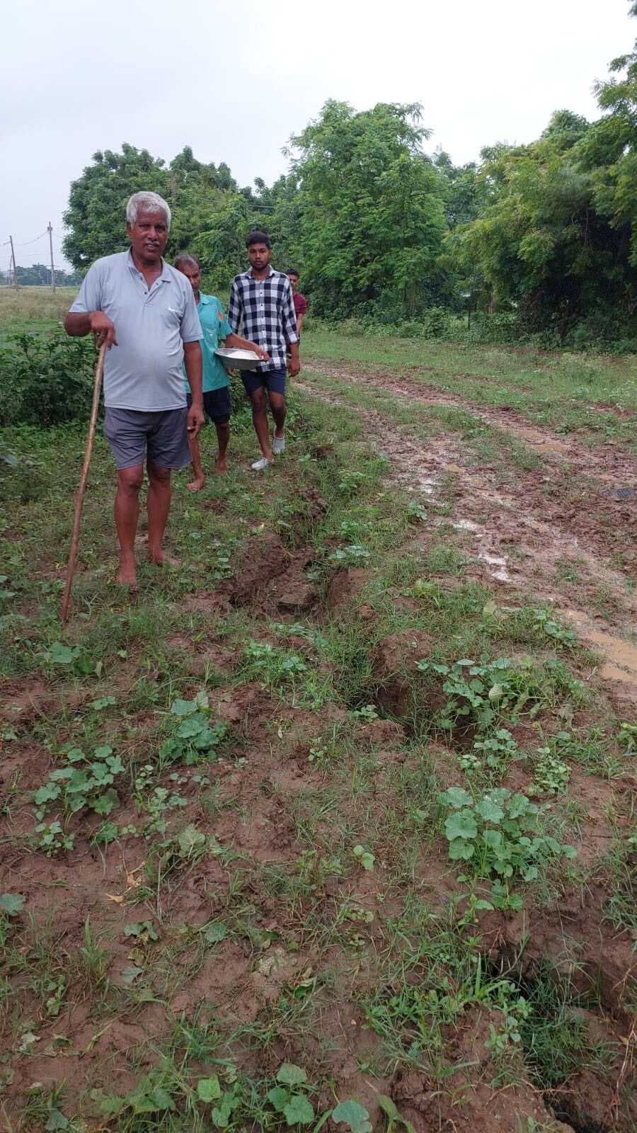 कोरहर में जमीन में दरार से ग्रामीण और किसानों में दहशत का माहौल